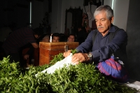 Sábado 5 de enero del 2013. Tuxtla Gutiérrez, Chiapas. Los priostes de la comunidad Zoque realizan la limpia de la Replica de San Pascual Bailón esta madrugada.