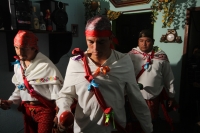 Lunes 24 de diciembre del 2012. Tuxtla Gutiérrez, Chiapas. La priosterÃa Zoque visita las diferentes casas de sus miembros durante la velada de esta navidad bailando las danzas del Belén Zoque para terminar en el altar de la ermita del Cerrito. Lunes 24 de diciembre del 2012. Tuxtla Gutiérrez, Chiapas. La priosterÃa Zoque visita las diferentes casas de sus miembros durante la velada de esta navidad bailando las danzas del Belén Zoque para terminar en el altar de la ermita del Cerrito.