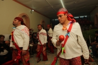 Lunes 24 de diciembre del 2012. Tuxtla Gutiérrez, Chiapas. La priostería Zoque visita las diferentes casas de sus miembros durante la velada de esta navidad bailando las danzas del Belén Zoque para terminar en el altar de la ermita del Cerrito.
