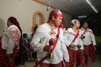Lunes 24 de diciembre del 2012. Tuxtla Gutiérrez, Chiapas. La priostería Zoque visita las diferentes casas de sus miembros durante la velada de esta navidad bailando las danzas del Belén Zoque para terminar en el altar de la ermita del Cerrito.