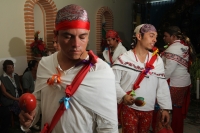 Lunes 24 de diciembre del 2012. Tuxtla Gutiérrez, Chiapas. La priostería Zoque visita las diferentes casas de sus miembros durante la velada de esta navidad bailando las danzas del Belén Zoque para terminar en el altar de la ermita del Cerrito.