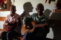 Lunes 24 de diciembre del 2012. Tuxtla Gutiérrez, Chiapas. La priosterÃa Zoque visita las diferentes casas de sus miembros durante la velada de esta navidad bailando las danzas del Belén Zoque para terminar en el altar de la ermita del Cerrito. Lunes 24 de diciembre del 2012. Tuxtla Gutiérrez, Chiapas. La priosterÃa Zoque visita las diferentes casas de sus miembros durante la velada de esta navidad bailando las danzas del Belén Zoque para terminar en el altar de la ermita del Cerrito.
