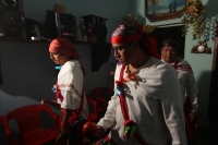 Lunes 24 de diciembre del 2012. Tuxtla Gutiérrez, Chiapas. La priosterÃa Zoque visita las diferentes casas de sus miembros durante la velada de esta navidad bailando las danzas del Belén Zoque para terminar en el altar de la ermita del Cerrito. Lunes 24 de diciembre del 2012. Tuxtla Gutiérrez, Chiapas. La priosterÃa Zoque visita las diferentes casas de sus miembros durante la velada de esta navidad bailando las danzas del Belén Zoque para terminar en el altar de la ermita del Cerrito.