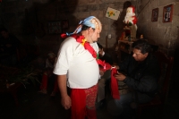 Sábado 22 de diciembre del 2012. Tuxtla Gutiérrez, Chiapas. La tradición de la Danza del Belén Zoque es realizada por esta comunidad tuxtleca durante esta noche en la colonia popular La Shanka en el Norte de la capital de Chiapas.