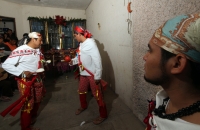 Sábado 22 de diciembre del 2012. Tuxtla Gutiérrez, Chiapas. La tradición de la Danza del Belén Zoque es realizada por esta comunidad tuxtleca durante esta noche en la colonia popular La Shanka en el Norte de la capital de Chiapas.