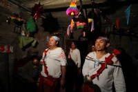 Sábado 22 de diciembre del 2012. Tuxtla Gutiérrez, Chiapas. La tradición de la Danza del Belén Zoque es realizada por esta comunidad tuxtleca durante esta noche en la colonia popular La Shanka en el Norte de la capital de Chiapas.