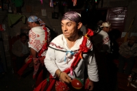 Sábado 22 de diciembre del 2012. Tuxtla Gutiérrez, Chiapas. La tradición de la Danza del Belén Zoque es realizada por esta comunidad tuxtleca durante esta noche en la colonia popular La Shanka en el Norte de la capital de Chiapas.