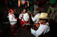 Sábado 22 de diciembre del 2012. Tuxtla Gutiérrez, Chiapas. La tradición de la Danza del Belén Zoque es realizada por esta comunidad tuxtleca durante esta noche en la colonia popular La Shanka en el Norte de la capital de Chiapas. Sábado 22 de diciembre del 2012. Tuxtla Gutiérrez, Chiapas. La tradición de la Danza del Belén Zoque es realizada por esta comunidad tuxtleca durante esta noche en la colonia popular La Shanka en el Norte de la capital de Chiapas.