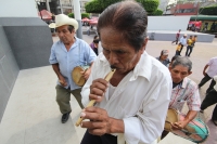 Domingo 24 de abril. Los indígenas zoques realizan los Joyonaquetes que son arreglos de flores de la región en forma de pequeños escudos con motivo étnicos para ofrecerlos a los santos y adornar los altares dentro de las fiestas de semana santa, donde mue