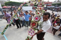 Domingo 24 de abril. Los indígenas zoques realizan los Joyonaquetes que son arreglos de flores de la región en forma de pequeños escudos con motivo étnicos para ofrecerlos a los santos y adornar los altares dentro de las fiestas de semana santa, donde mue