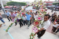 Domingo 24 de abril. Los indígenas zoques realizan los Joyonaquetes que son arreglos de flores de la región en forma de pequeños escudos con motivo étnicos para ofrecerlos a los santos y adornar los altares dentro de las fiestas de semana santa, donde mue