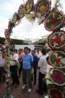 Domingo 24 de abril. Los indÃgenas zoques realizan los Joyonaquetes que son arreglos de flores de la región en forma de pequeños escudos con motivo étnicos para ofrecerlos a los santos y adornar los altares dentro de las fiestas de semana santa, donde mue Domingo 24 de abril. Los indÃgenas zoques realizan los Joyonaquetes que son arreglos de flores de la región en forma de pequeños escudos con motivo étnicos para ofrecerlos a los santos y adornar los altares dentro de las fiestas de semana santa, donde mue