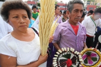 Los indígenas zoques realizan los Joyonaquetes que son arreglos de flores de la región en forma de pequeños escudos con motivo étnicos para ofrecerlos a los santos y adornar los altares dentro de las fiestas de semana santa, donde muestran el fervor relig