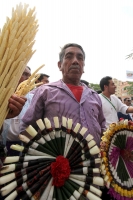 Los indígenas zoques realizan los Joyonaquetes que son arreglos de flores de la región en forma de pequeños escudos con motivo étnicos para ofrecerlos a los santos y adornar los altares dentro de las fiestas de semana santa, donde muestran el fervor relig