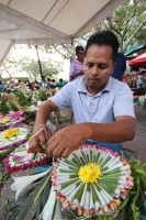 Domingo 24 de abril. Los indígenas zoques realizan los Joyonaquetes que son arreglos de flores de la región en forma de pequeños escudos con motivo étnicos para ofrecerlos a los santos y adornar los altares dentro de las fiestas de semana santa, donde mue