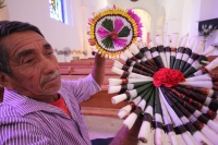 Domingo 24 de abril. Los indÃgenas zoques realizan los Joyonaquetes que son arreglos de flores de la región en forma de pequeños escudos con motivo étnicos para ofrecerlos a los santos y adornar los altares dentro de las fiestas de semana santa, donde mue Domingo 24 de abril. Los indÃgenas zoques realizan los Joyonaquetes que son arreglos de flores de la región en forma de pequeños escudos con motivo étnicos para ofrecerlos a los santos y adornar los altares dentro de las fiestas de semana santa, donde mue