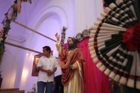 Domingo 24 de abril. Los indígenas zoques realizan los Joyonaquetes que son arreglos de flores de la región en forma de pequeños escudos con motivo étnicos para ofrecerlos a los santos y adornar los altares dentro de las fiestas de semana santa, donde mue