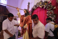 Domingo 24 de abril. Los indÃgenas zoques realizan los Joyonaquetes que son arreglos de flores de la región en forma de pequeños escudos con motivo étnicos para ofrecerlos a los santos y adornar los altares dentro de las fiestas de semana santa, donde mue Domingo 24 de abril. Los indÃgenas zoques realizan los Joyonaquetes que son arreglos de flores de la región en forma de pequeños escudos con motivo étnicos para ofrecerlos a los santos y adornar los altares dentro de las fiestas de semana santa, donde mue