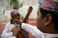 Jueves 30 de junio. (20 fotos) Los danzantes de la mardoyomia y ramilleteros zoques de Tuxtla Gutiérrez celebran la Novena del Corpus o Las Espuelitas en las casas y ermitas tradicionales de la ciudad, donde vestidos como indígenas de la colonia realizan 