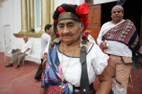 Jueves 30 de junio. (20 fotos) Los danzantes de la mardoyomia y ramilleteros zoques de Tuxtla Gutiérrez celebran la Novena del Corpus o Las Espuelitas en las casas y ermitas tradicionales de la ciudad, donde vestidos como indígenas de la colonia realizan 