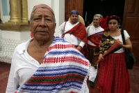 Jueves 30 de junio. (20 fotos) Los danzantes de la mardoyomia y ramilleteros zoques de Tuxtla Gutiérrez celebran la Novena del Corpus o Las Espuelitas en las casas y ermitas tradicionales de la ciudad, donde vestidos como indígenas de la colonia realizan 