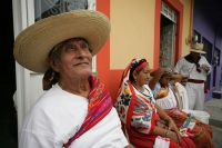 Jueves 30 de junio. (20 fotos) Los danzantes de la mardoyomia y ramilleteros zoques de Tuxtla Gutiérrez celebran la Novena del Corpus o Las Espuelitas en las casas y ermitas tradicionales de la ciudad, donde vestidos como indígenas de la colonia realizan 