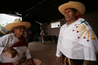 Jueves 30 de junio. (20 fotos) Los danzantes de la mardoyomia y ramilleteros zoques de Tuxtla Gutiérrez cele bran la Novena del Corpus o Las Espuelitas en las casas y ermitas tradicionales de la ciudad, donde vestidos como indígenas de la colonia realizan