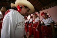 Jueves 30 de junio. (20 fotos) Los danzantes de la mardoyomia y ramilleteros zoques de Tuxtla Gutiérrez cele bran la Novena del Corpus o Las Espuelitas en las casas y ermitas tradicionales de la ciudad, donde vestidos como indígenas de la colonia realizan