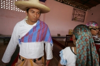Jueves 30 de junio. (20 fotos) Los danzantes de la mardoyomia y ramilleteros zoques de Tuxtla Gutiérrez cele bran la Novena del Corpus o Las Espuelitas en las casas y ermitas tradicionales de la ciudad, donde vestidos como indígenas de la colonia realizan