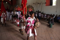 Miércoles 10 de agosto del 2016. San Juan Cancuc. Los danzantes de la comunidad Zoque bailan como invitados especiales durante las celebraciones patronales de San Lorenzo en esta comunidad de la etnia tsental.