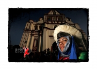 Los danzantes de Los Parachicos llegan esta tarde al iglesia de Santo Domingo en la colonial donde bailan en honor a los santos patronales de esta comunidad de la depresión central de Chiapas para prometer continuar con la promesa de bailar todos los años