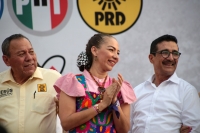 20230320. Tuxtla. Olga Luz Espinosa Morales recibe su constancia de inscripción al proceso electoral para buscar la candidatura de Chiapas por los partidos PAN PRD y PRI