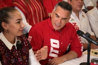 20240314. Tuxtla. Alejandro Moreno Cárdenas, dirigente nacional del PRI en conferencia de prensa acompaña a Olga Luz Espinoza Morales quien hoy recibe su nombramiento como candidata por la gubernatura de Chiapas