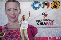 20230320. Tuxtla. Olga Luz Espinosa Morales recibe su constancia de inscripción al proceso electoral para buscar la candidatura de Chiapas por los partidos PAN PRD y PRI