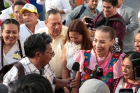 20230320. Tuxtla. Olga Luz Espinosa Morales recibe su constancia de inscripción al proceso electoral para buscar la candidatura de Chiapas por los partidos PAN PRD y PRI