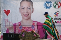 20230320. Tuxtla. Olga Luz Espinosa Morales recibe su constancia de inscripción al proceso electoral para buscar la candidatura de Chiapas por los partidos PAN PRD y PRI