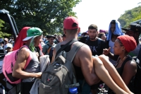 20241105. Tuxtla. Abigail es una joven migrante que sufre por problemas de sald durante la caravana de migrantes que sale esta mañana de la capital de Chiapas