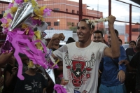 20241218. Tuxtla. Migrantes reciben regalos y piñatas para celebrar la posada de personas en situación de tránsito en un puente del Libramiento Norte de la ciudad.