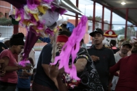 20241218. Tuxtla. Migrantes reciben regalos y piñatas para celebrar la posada de personas en situación de tránsito en un puente del Libramiento Norte de la ciudad.