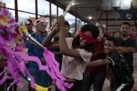 20241218. Tuxtla. Migrantes reciben regalos y piñatas para celebrar la posada de personas en situación de tránsito en un puente del Libramiento Norte de la ciudad.
