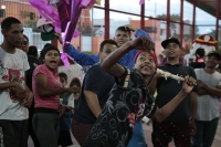 20241218. Tuxtla. Migrantes reciben regalos y piñatas para celebrar la posada de personas en situación de tránsito en un puente del Libramiento Norte de la ciudad.