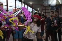 20241218. Tuxtla. Migrantes reciben regalos y piñatas para celebrar la posada de personas en situación de tránsito en un puente del Libramiento Norte de la ciudad.