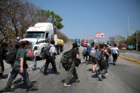 20240322. Tuxtla. Migrantes aprovechan el paro magisterial en el punto de revisión La Pochota en Tuxtla Gutiérrez para rebasar a los agentes de migración que intentan detenerlos este medio día