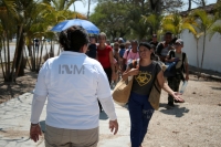 20240322. Tuxtla. Migrantes aprovechan el paro magisterial en el punto de revisión La Pochota en Tuxtla Gutiérrez para rebasar a los agentes de migración que intentan detenerlos este medio día