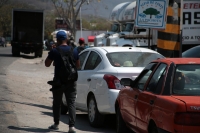 20240322. Tuxtla. Migrantes aprovechan el paro magisterial en el punto de revisión La Pochota en Tuxtla Gutiérrez para rebasar a los agentes de migración que intentan detenerlos este medio día