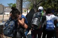 20240322. Tuxtla. Migrantes aprovechan el paro magisterial en el punto de revisión La Pochota en Tuxtla Gutiérrez para rebasar a los agentes de migración que intentan detenerlos este medio día