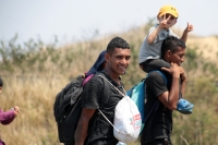 20240410. Tuxtla. Caravana de migrantes caminan bajo el sol del mediodía entre las ciudades de Berriozábal y Cintalapa.