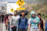 20240410. Tuxtla. Caravana de migrantes caminan bajo el sol del mediodía entre las ciudades de Berriozábal y Cintalapa.