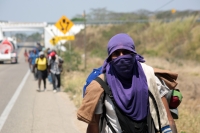 20240410. Tuxtla. Caravana de migrantes caminan bajo el sol del mediodía entre las ciudades de Berriozábal y Cintalapa.