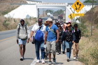 20240410. Tuxtla. Caravana de migrantes caminan bajo el sol del mediodía entre las ciudades de Berriozábal y Cintalapa.